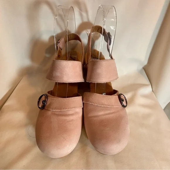 FREE PEOPLE Sz 38 Circle Clog Sandals Wooden Soles Leather Uppers Buckle Closure - Picture 3 of 11